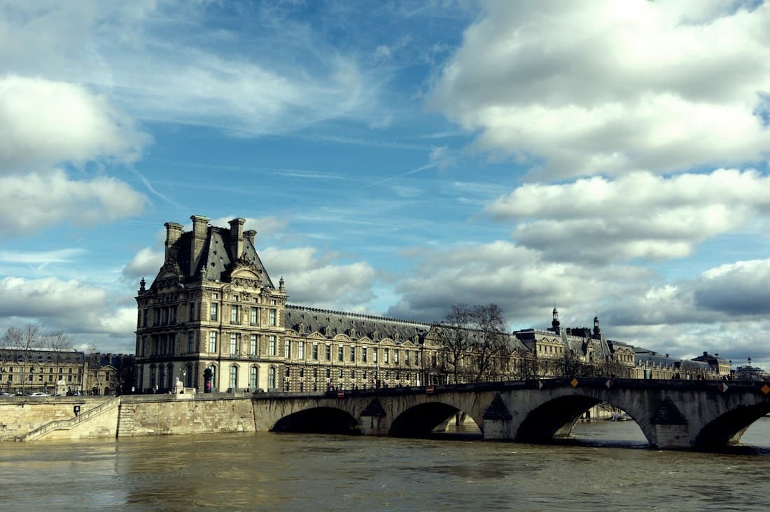 Le Louvre au bord de la Seine