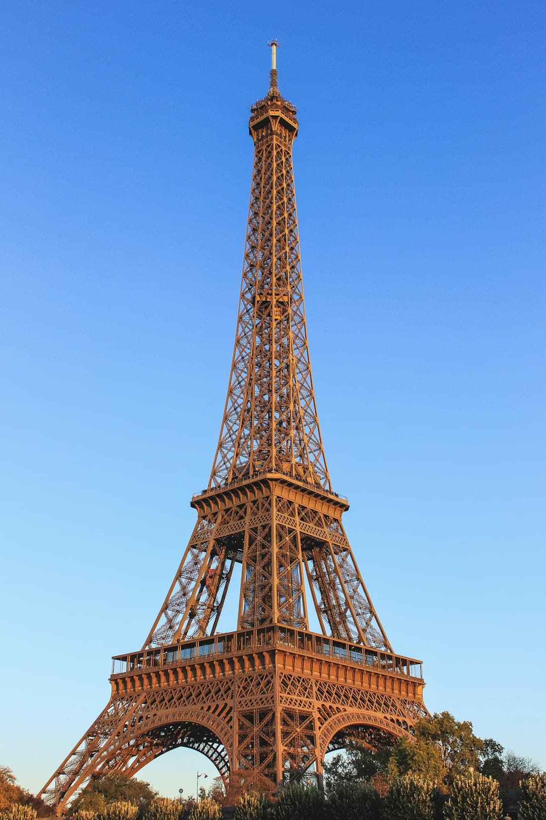 La tour Eiffel sous le ciel parisien
